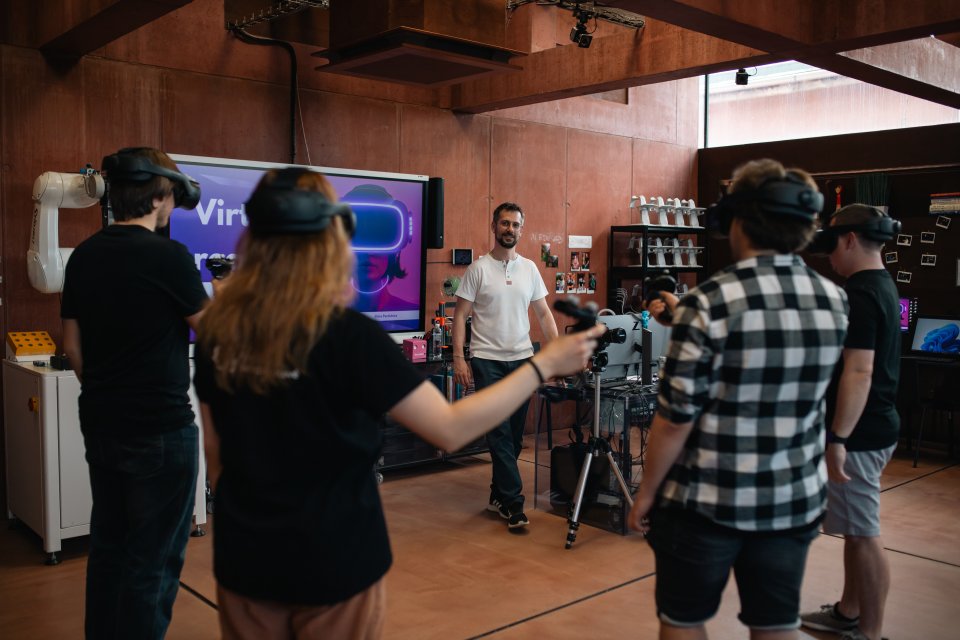 Prostředí učebny a virtuální brýle